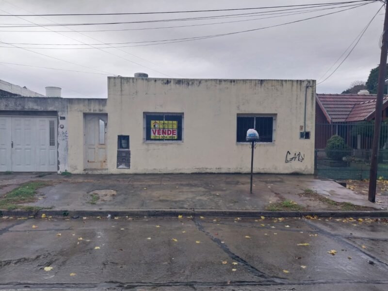 Casa con tres dormitorios en Berazategui, cerca Municipalidad