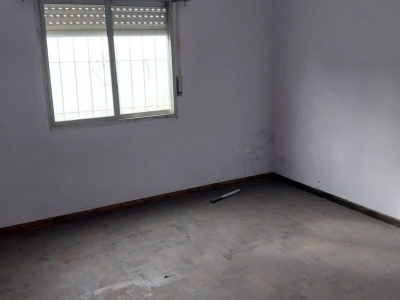 Casa con tres dormitorios en Berazategui, cerca Municipalidad