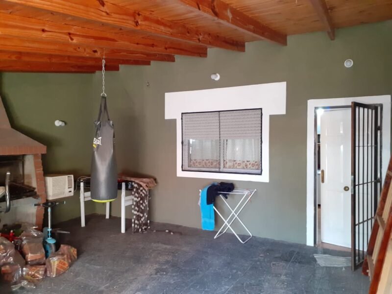 Excelente vivienda sobre avenida en Ingeniero Allan, Varela