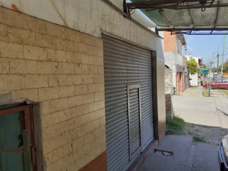 Amplio local sobre avenida en Berazategui