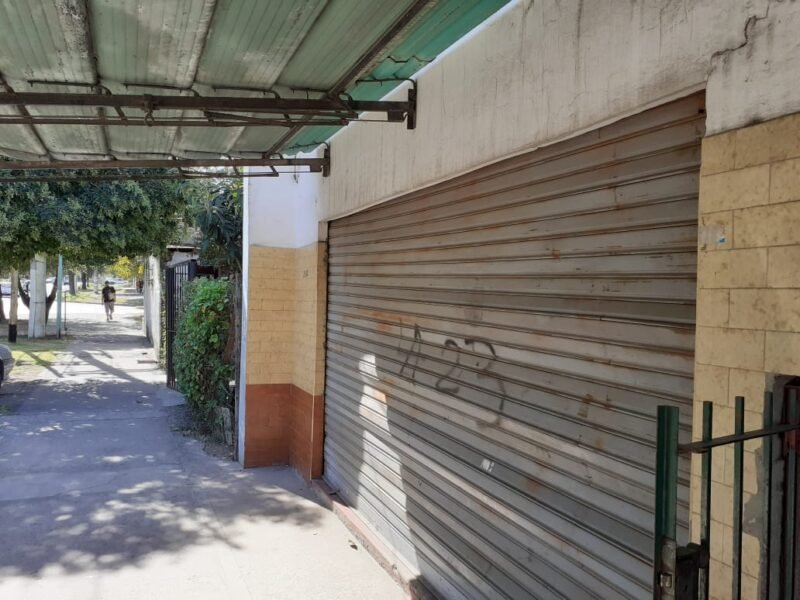 Amplio local sobre avenida en Berazategui