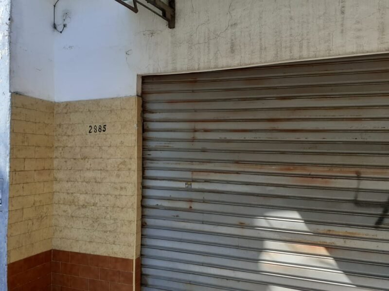 Amplio local sobre avenida en Berazategui
