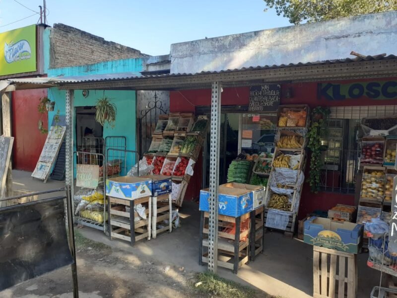 Dos locales comerciales con 2 viviendas Ingeniero Allan, Varela