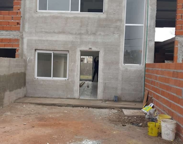 Duplex en barrio privado en Ing. Allan, Varela, totalmente en cuotas