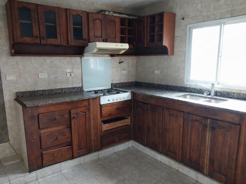 Amplia vivienda sobre tres terrenos en Ingeniero Allan, Varela