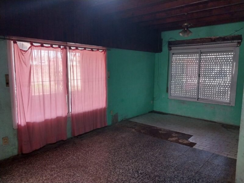 Amplia vivienda sobre tres terrenos en Ingeniero Allan, Varela