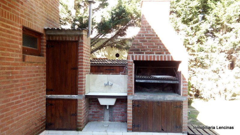 Seis cabañas, chalet y casa de caseros en Costa del Este, partido de La Costa, excelente rentabilidad