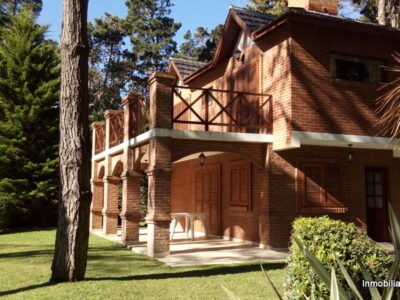 Seis cabañas, chalet y casa de caseros en Costa del Este, partido de La Costa, excelente rentabilidad