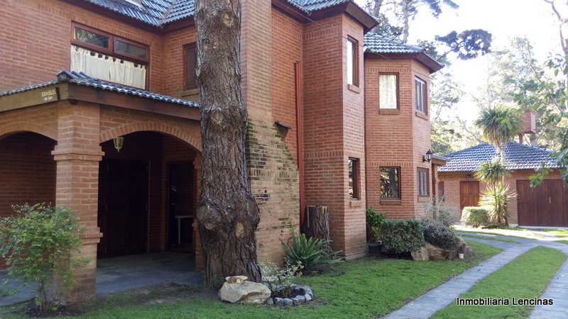 Seis cabañas, chalet y casa de caseros en Costa del Este, partido de La Costa, excelente rentabilidad