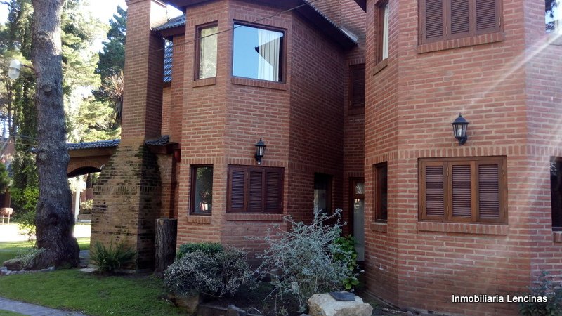 Seis cabañas, chalet y casa de caseros en Costa del Este, partido de La Costa, excelente rentabilidad