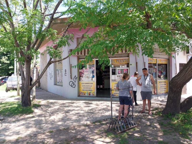 Tres locales comerciales