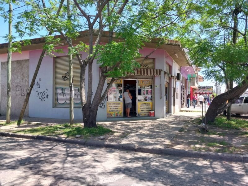 Tres locales comerciales